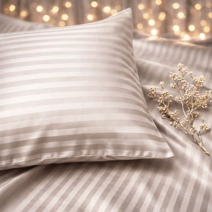Svītraina satīna spilvendrāna ar rāvējslēdzēju Taupe, 70x70 cm||TavsSapnis